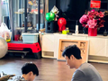 倪萍喊话让吴京在家带孩子后，吴京晒出带娃照片