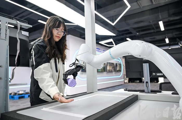 3月20日，梅卡曼德（雄安）机器人科技有限公司员工通过语音指令控制机器人精准抓取。河北日报记者李东宇摄