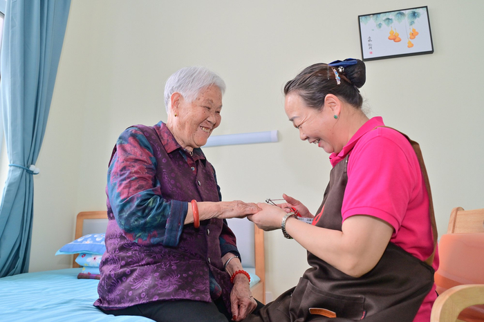 新疆吉木萨尔：优质养老服务努力让老年人老有所养老有所乐