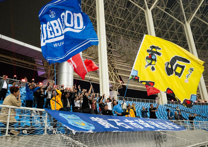 黄石市球迷协会会员在黄石奥体中心排练为球队摇旗助阵。新华社发（石勇摄）