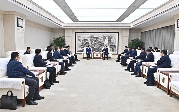 张国华与北京科技大学党委书记徐晓萍、校长吕昭平一行举行工作座谈。刘向阳摄