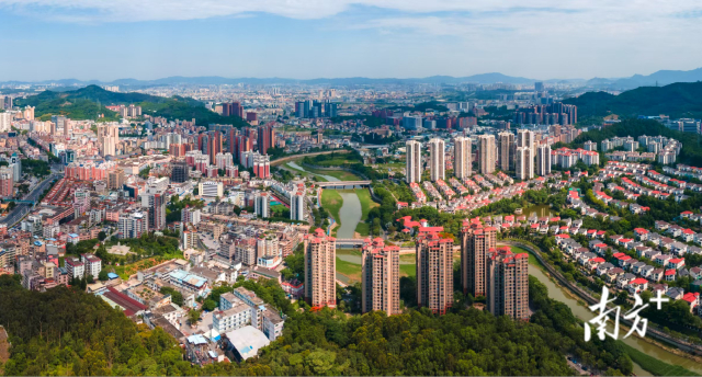 山水之间，凤岗正长成一座理想的城。