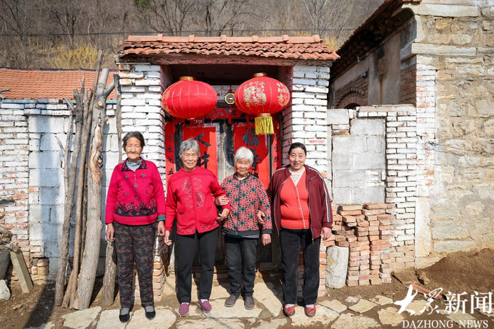 淹子岭村一些老房子非常有地域特点，记者在特色民居前，为村民拍下合影。