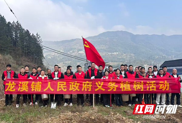 志愿者参加义务植树活动。