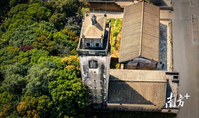 位于凤岗镇黄洞村榕树厦村的观合楼，是客侨文化代表性建筑。