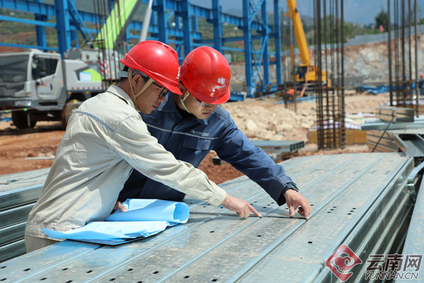 昆明供电局规建专业人员在工程现场检查施工工艺。 字宁宇 摄