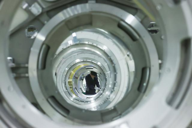 联影集团工人员在生产线上工作。 张海峰摄