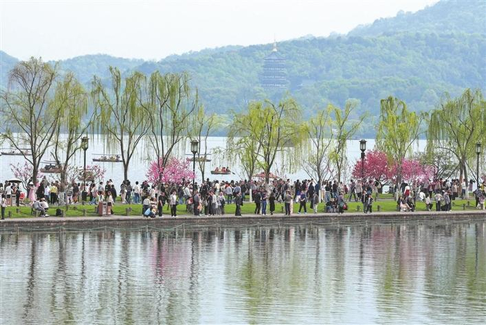     4月2日，浙江杭州西湖景区呈现出桃红柳绿的春日丽景，吸引大批市民和游客观赏。新华社记者  黄宗治  摄