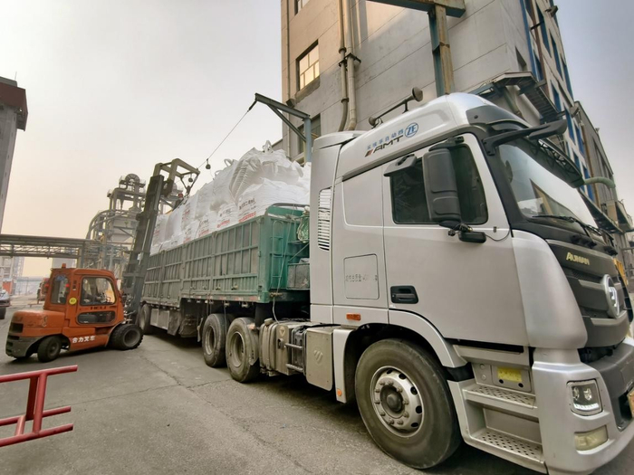 B型氯化聚乙烯树脂新产品装车发运