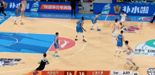 一夫当关！麦基镇守篮下 送王哲林遮天大帽