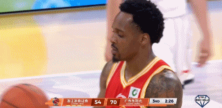 真没招了！小巴里·布朗连丢3个罚球 疯狂亲吻篮球终于罚进