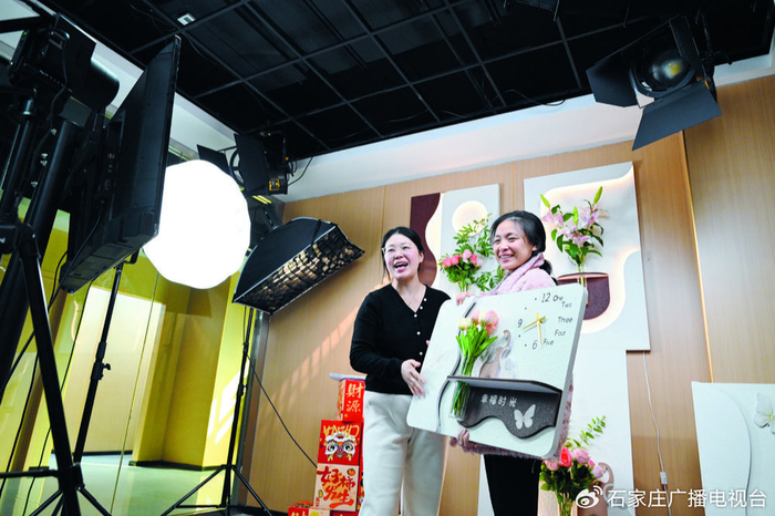 在河北省石家庄市正定县塔元庄文产电商直播实训基地，女主播正在进行直播带货。记者 张 震 摄