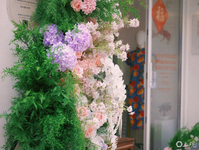  “大施裁缝铺”门前的花艺