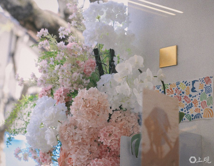  从店内，向窗外望去也是一片春色