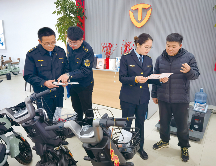 山东省市场监管局执法人员开展电动自行车合规性排查检查。