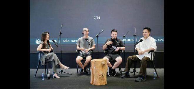 △郑国俊（左二）在一人公司社区HongHub的对谈活动现场，图片：采访对象提供