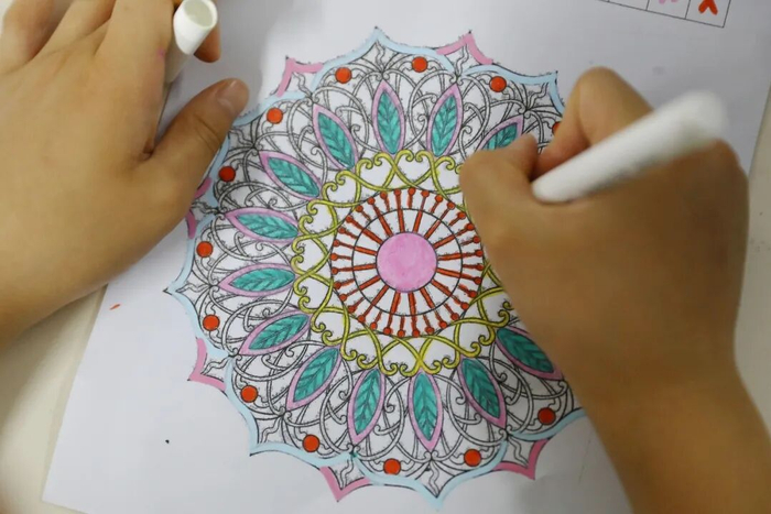 嘉兴某小学，一名学生正在进行“曼陀罗绘画”表达情绪。图源：视觉中国