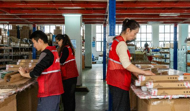 工作人员在仓库内为订单产品打包发货。马琳|摄
