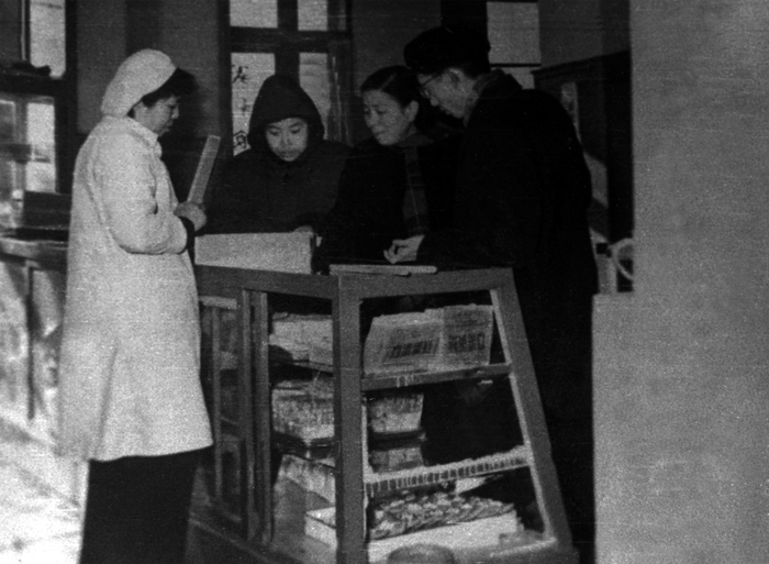北京百姓在义利食品门市部购买面包的历史影像