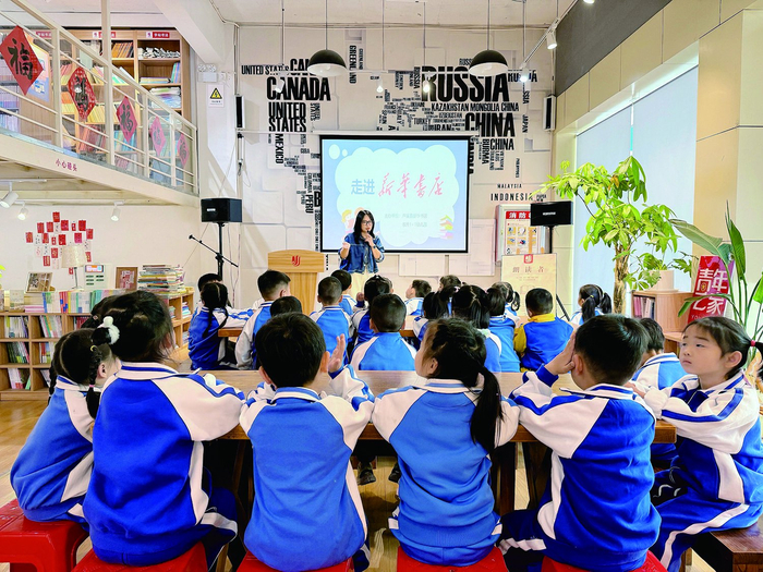 ▲在江西省芦溪县新华书店，店长罗海燕正以生动的讲解，为幼儿园小朋友开展“走进新华书店”主题体验活动。