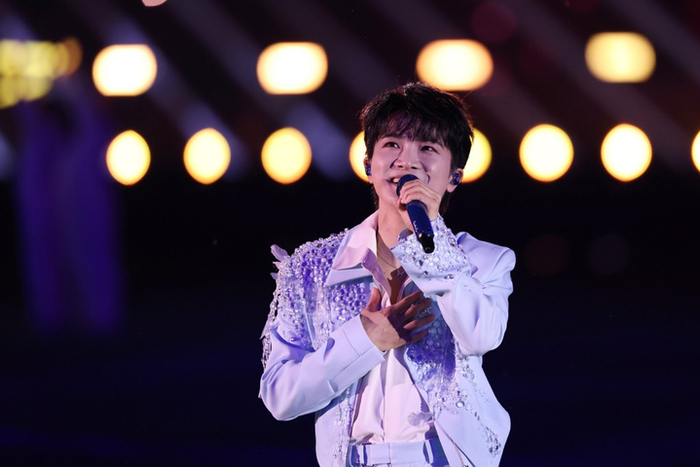 周深演唱“苏超”原创歌曲《热烈盛开》，全场观众瞬间沸腾。新华日报·交汇点记者 万程鹏 摄