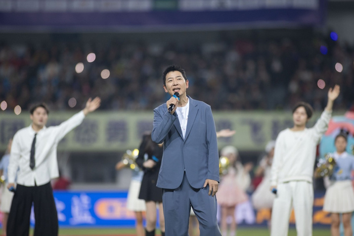 歌手戴军在暖场表演中演唱《阿莲》。 新华日报·交汇点记者 蒋文超摄