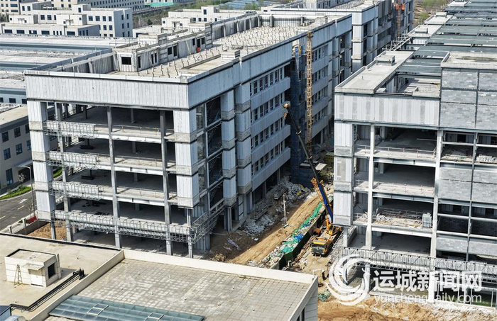 山西英飞拓动力科技有限公司二期项目建设现场，工人们加速施工。