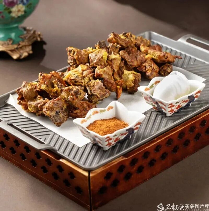 宴遇天山制作的馕坑贴肉。宴遇天山供图
