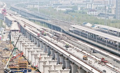 图为近日，在沪渝蓉高铁江苏扬州段建设现场，工人们正抢抓节点，开展施工作业。 图片来源：视觉中国