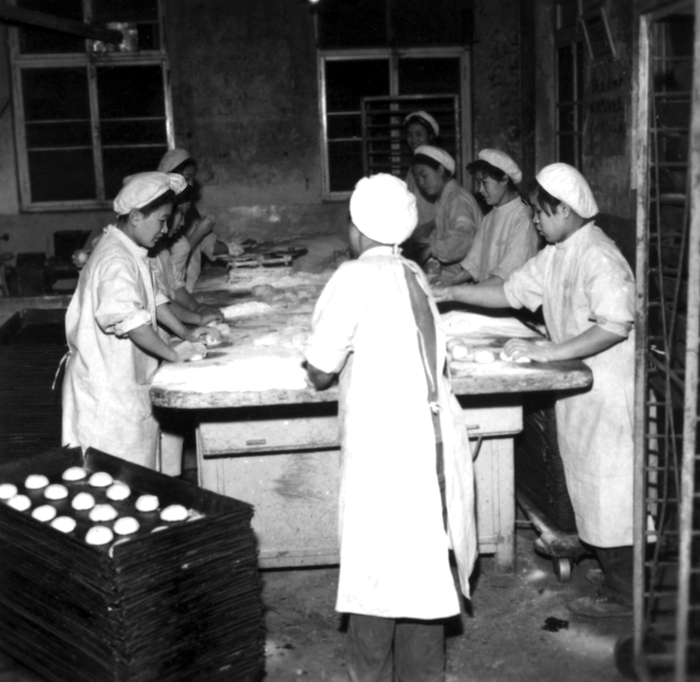 上世纪60年代，义利面包车间工人们手工制作面包