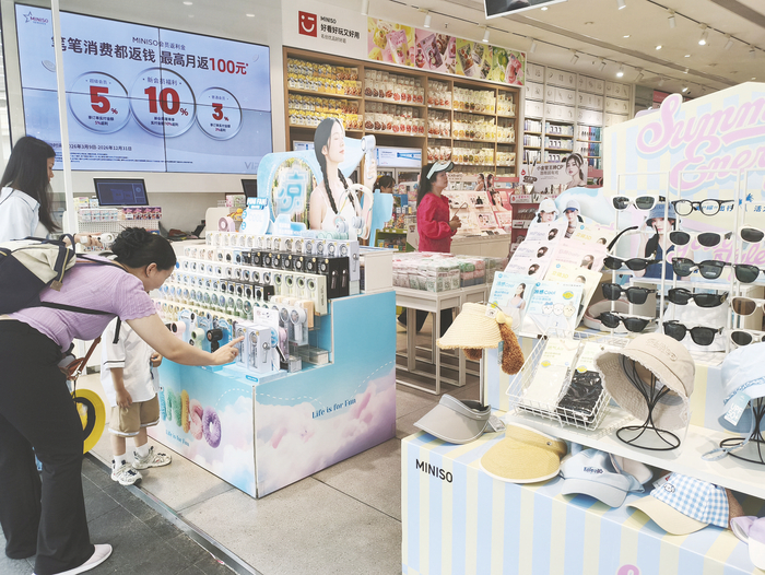    ▲市民在选购防晒用品。