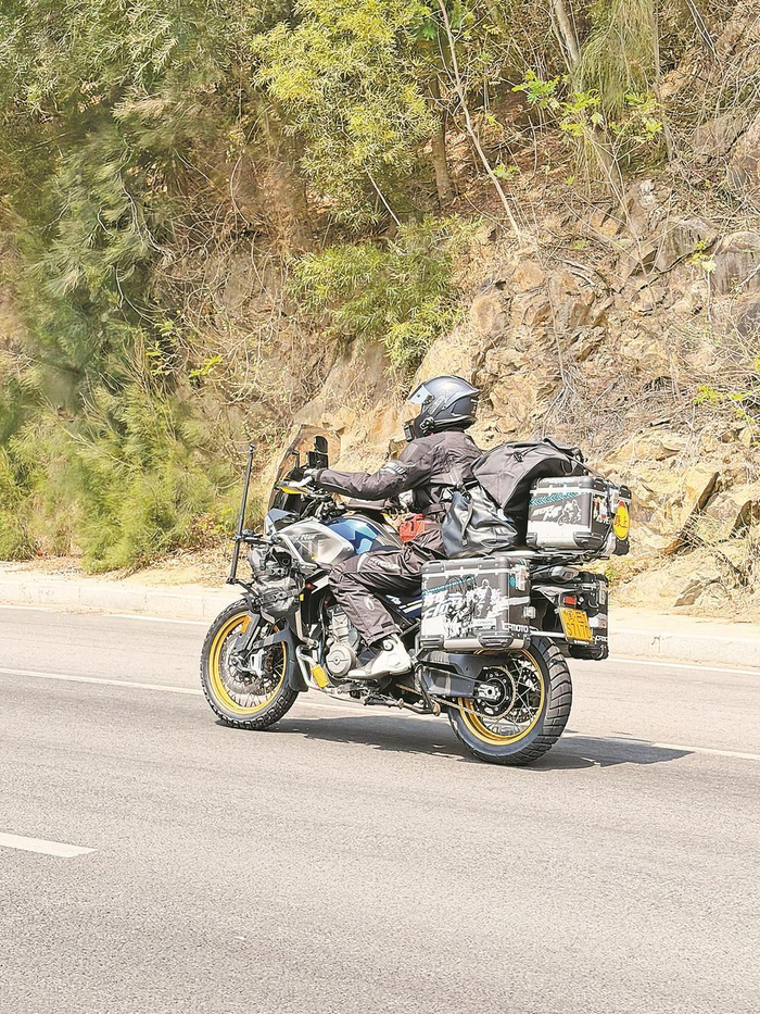 在骑行路上（受访者供图）