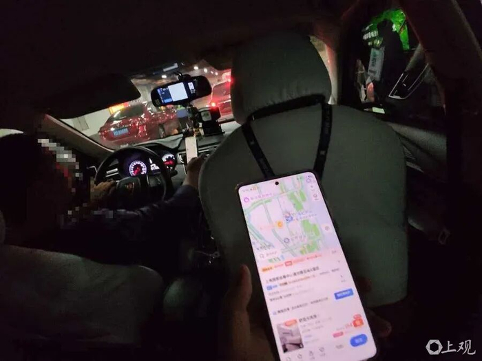 在虹桥火车站出租车上客点，记者报出6公里距离的目的地后，被司机要求下车换打网约车。