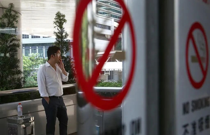 △香港，民众在室外吸烟（资料图）