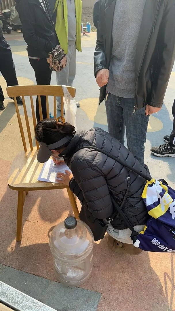 此前曾有业主签字反对开发商对全部产权车位设置3年销售期而不面向业主出租。