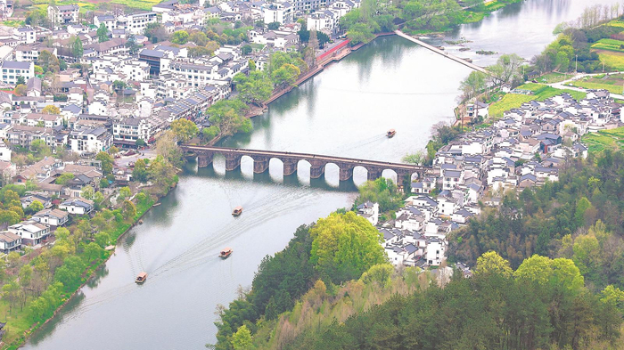 齐云山脚下，横江蜿蜒流过。