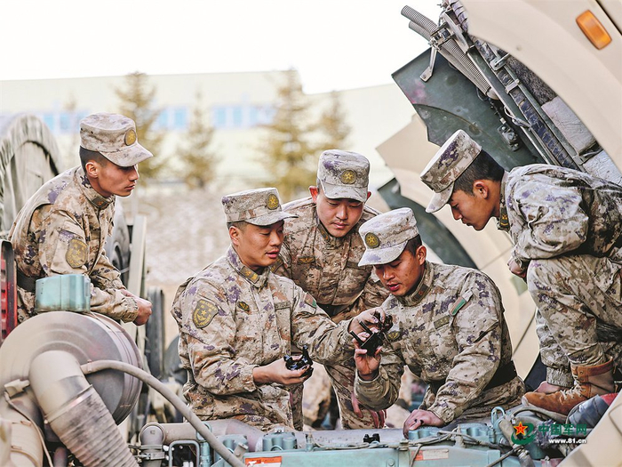 第76集团军某旅二级军士长杨毅（左二）利用换季保养之际，为官兵讲解修理知识。徐浩然摄