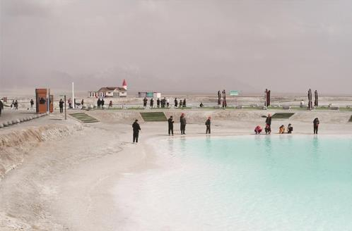 游客在湖边游玩。