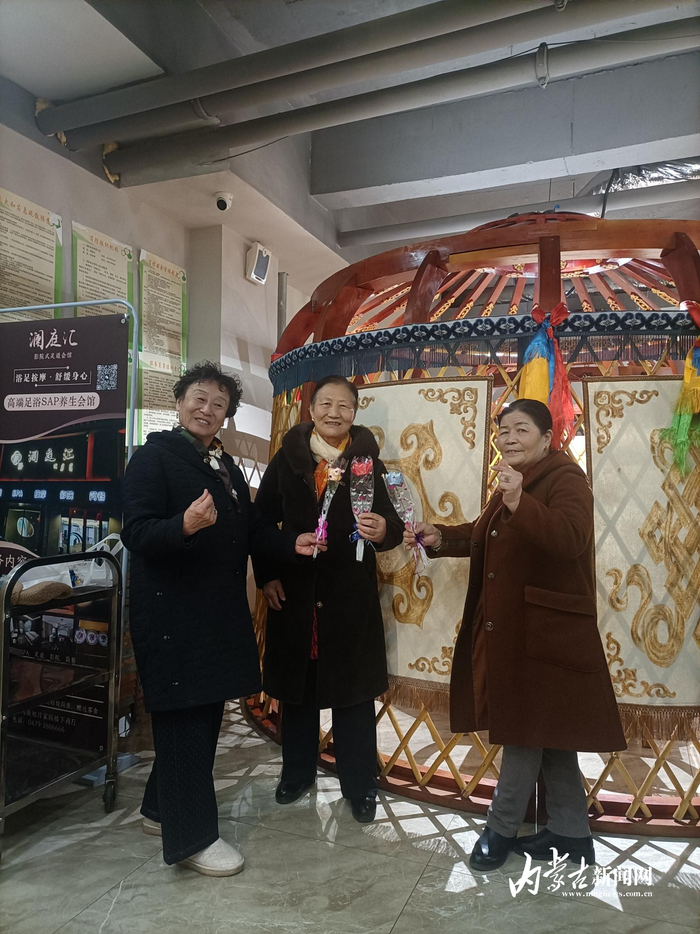斯琴毕力格（中）与伙伴们