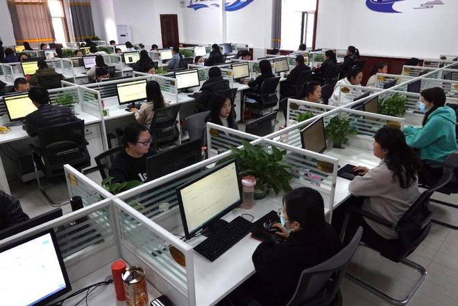 陕西省榆林市清涧县，工作人员在进行数据标注。 中新社记者 张远 摄
