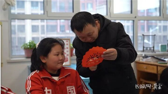 抚宁区骊城第一小学创作国安主题剪纸。资料图