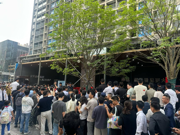 幸福城臻园售楼处外的等候人群，受访者供图