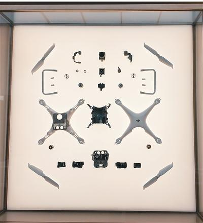 图为大疆无人机的产品拆解展示墙。