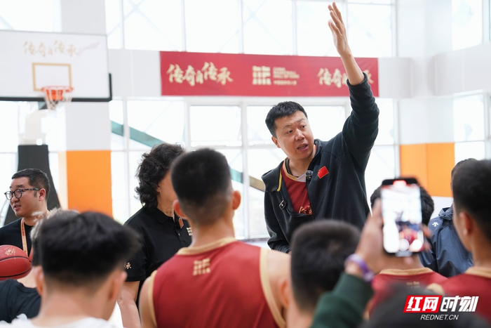 王治郅为桑植县的孩子们上篮球公益课。