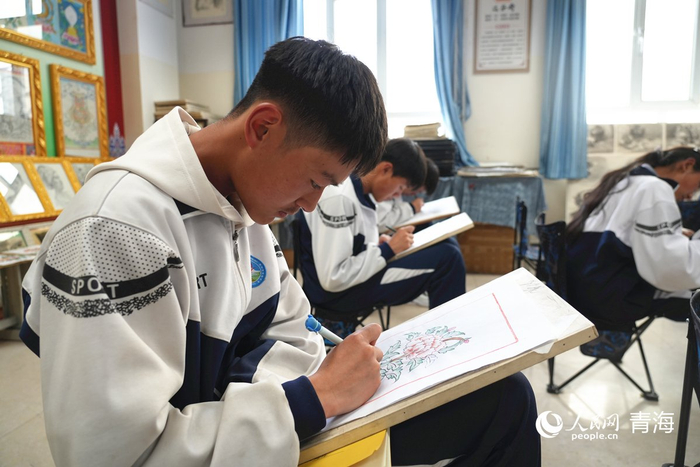 同仁市第一民族中学学生学习绘画。人民网记者 杨启红摄