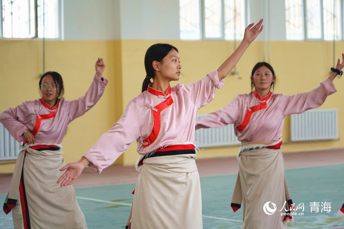 舞蹈兴趣班的同学练习舞蹈。人民网记者 杨启红摄