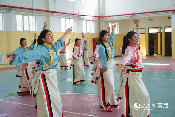 舞蹈兴趣班的同学练习舞蹈。人民网记者 杨启红摄