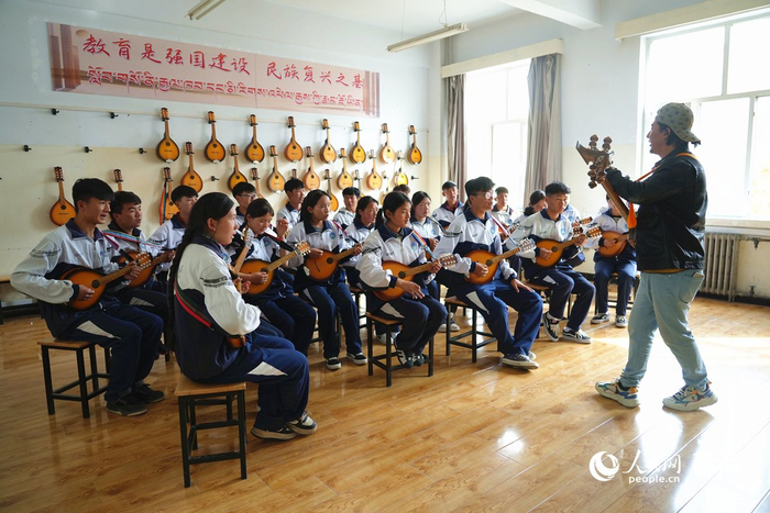 同仁市第一民族中学学生学习弹唱。人民网记者 杨启红摄