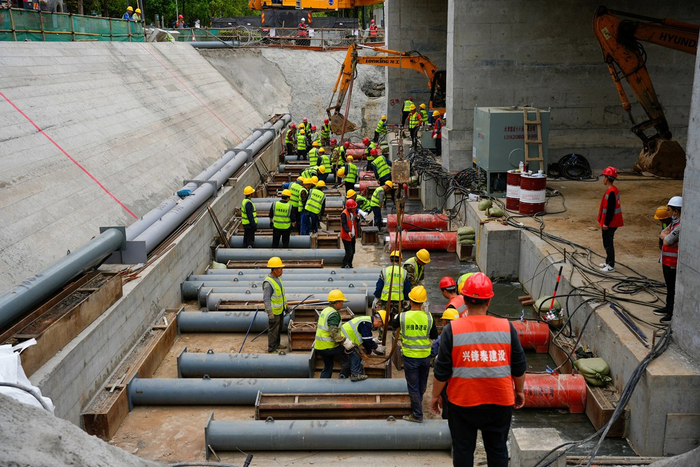 工人们在进行新桥顶进施工