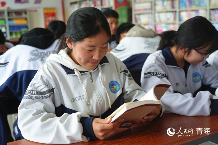 同仁市第一民族中学学生参加阅读兴趣班。人民网记者 杨启红摄